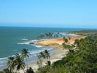 Uma bela praia para curtir o dia.