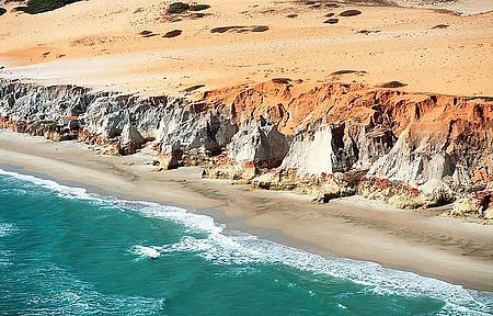 Canoa Quebrada - Falésias multicoloridas e mar de águas cristalinas emolduram a vila