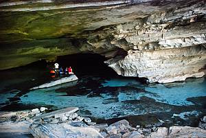 Gruta da Pratinha: Emoo garantida durante a flutuao<br>