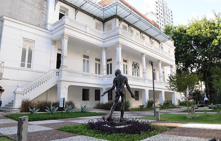 Obras de Rodin enfeitam os jardins