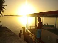 Pr-do-sol em frente  Lagoa Munda, no Pontal da Barra.