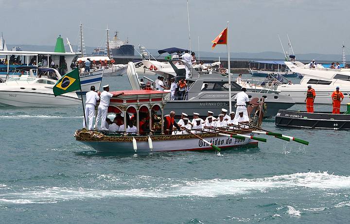 Barcos acompanham a procisso no incio do ano novo