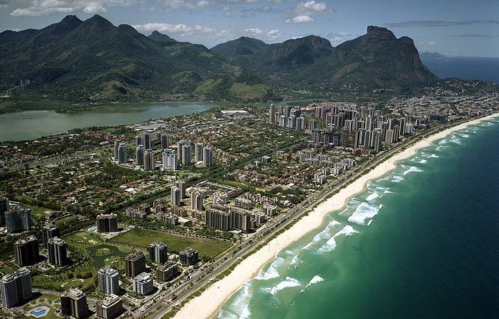 A praia mais extensa do Rio espalha-se por 15 quilmetros