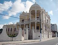 Vista lateral do Museu localizado na Av. da Paz, 1490 em Macei