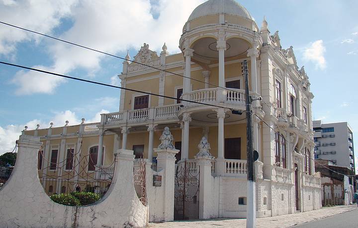 Vista lateral do Museu localizado na Av. da Paz, 1490 em Macei