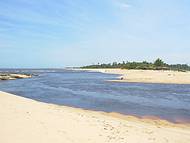 A praia de Caraíva e rio se encontram