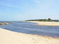 A praia de Carava e rio se encontram