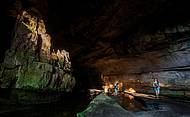 Explorar interior da caverna exige lanternas