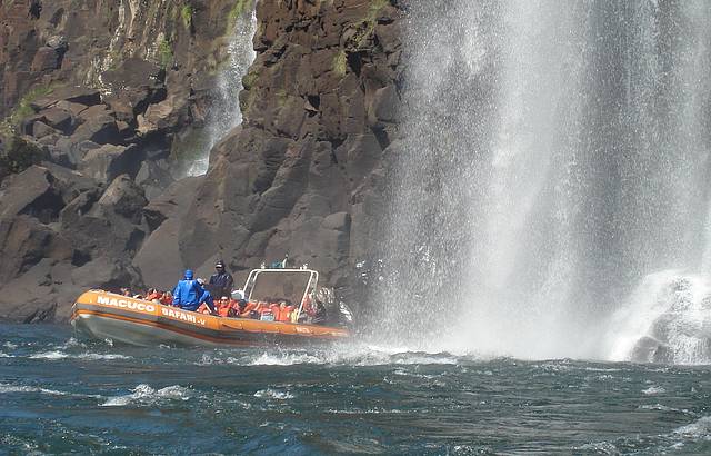 Banho de cachoeira no barco do Macuco Safari. Imperdível!