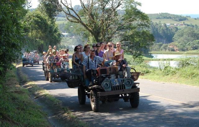 Tuc-tuc é o transporte oficial durante a festa da colheita