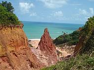 Fica entre as praias de Coqueirinho e Tambaba