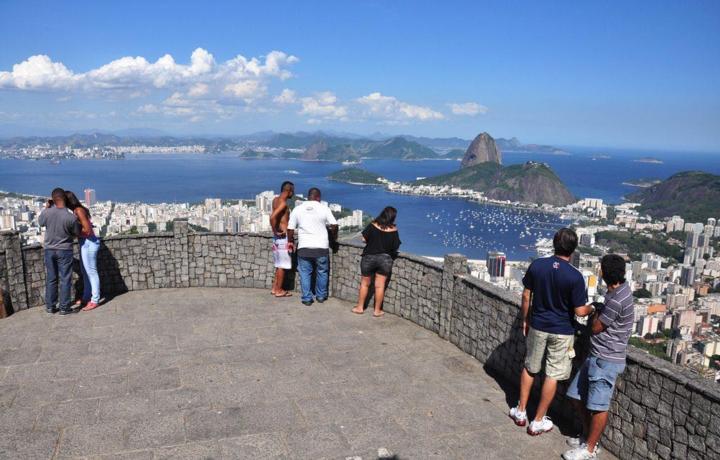 Turistas e cariocas marcam presena no Mirante Dona Marta