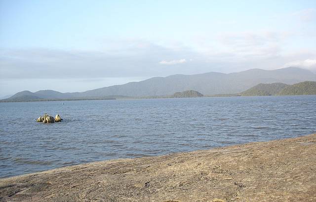 Mar em comunho com as montanhas