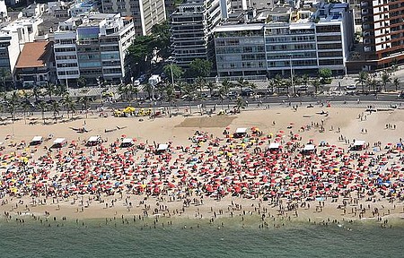 Verão é sinônimo de praia lotada em Ipanema