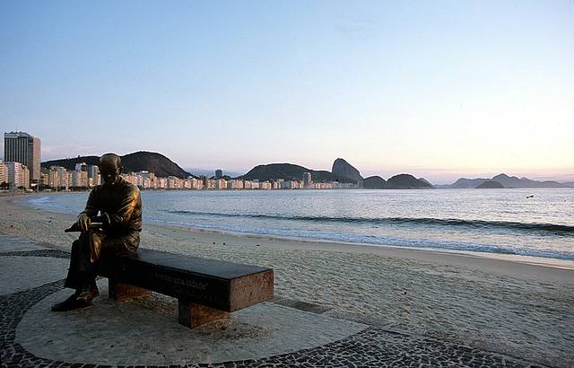 Esttua de Drummond atrai turistas e cariocas