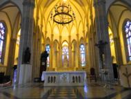 O interior da catedral.