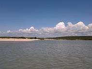 Lagoa de gua doce e bem rasa.