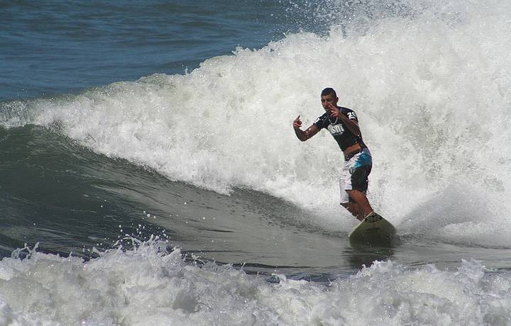 Surf  o esporte oficial de Camburi