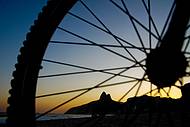 Pôr do sol é um convite para pedalar em Ipanema