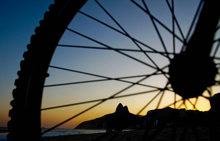 Pr do sol  um convite para pedalar em Ipanema