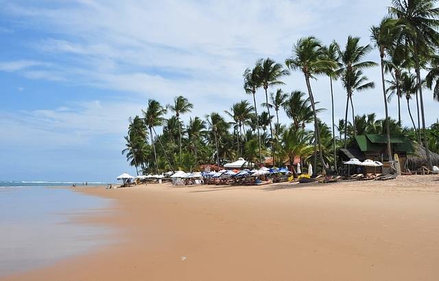 Piscinas naturais e barracas de praia emolduram cenrio