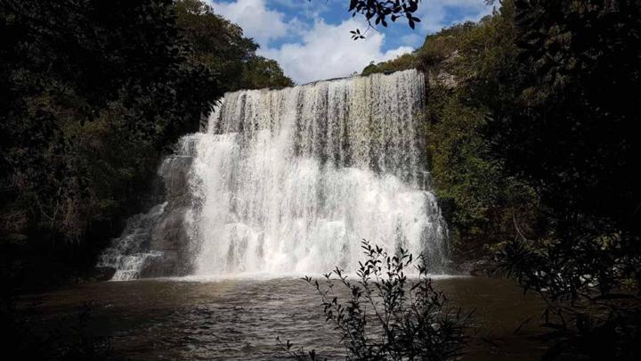 Bela cachoeira do Tio Frana  acessvel por caminhada tranquila