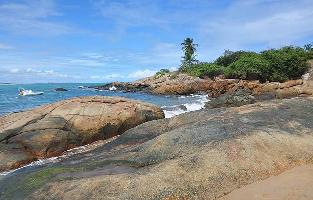 A Praia de Calhetas e as suas lindas pedras