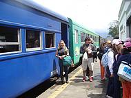 Turistas descendo do trem  Morretes, PR