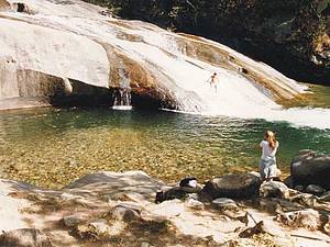 Tomar banho de cachoeira