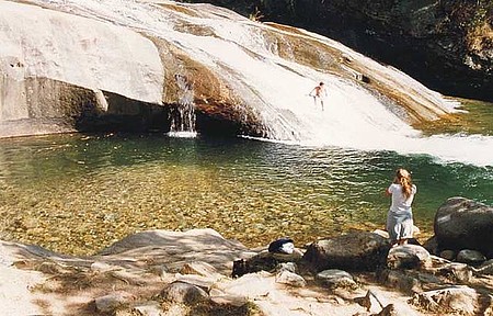 Cachoeira do Escorrega - Apesar das águas geladas, frequentadores não dispensam a aventura