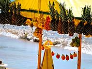 O colorido das barrcas de fruta na praia do Francs !