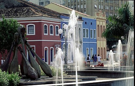 Praça XV é emoldurada por casario colonial