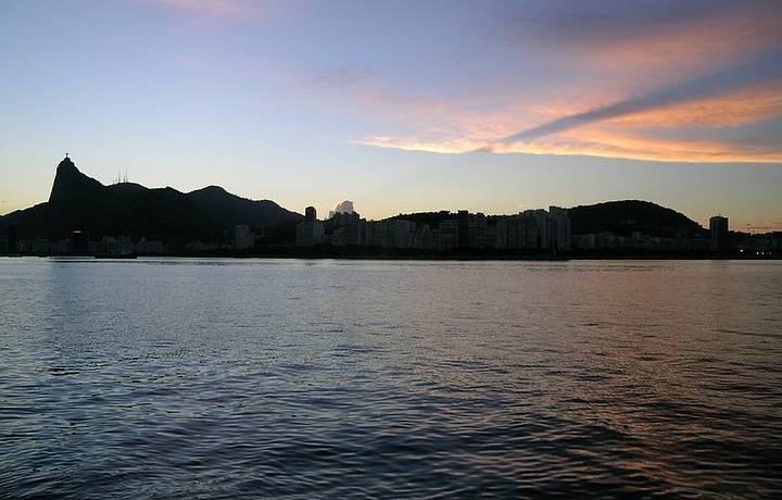 Final de tarde na mureta da Urca