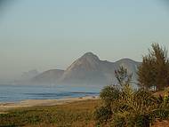 Bela manh de sol na praia de Itaipuau.(ao fundo Pedra do Elefante)