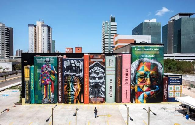 Grafite retrata uma estande repleta de livros