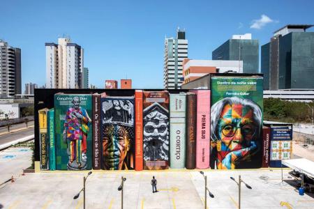 Grafite retrata uma estande repleta de livros