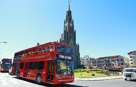 Ônibus panorâmicos circulam pelas principais atrações de Canela e Gramado