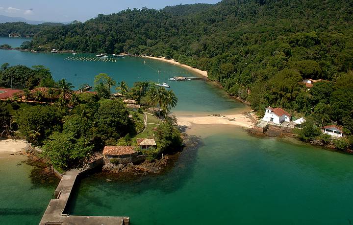 Igrejinha e guas transparentes na Ilha da Piedade