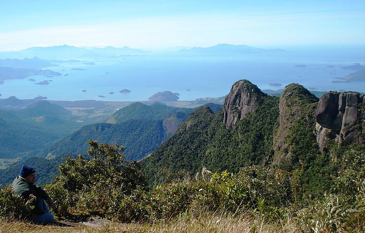 Do alto da serra, vista para a praia