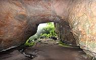 Gruta dos Viajantes: sempre tem uma gruta em meio às trilhas!