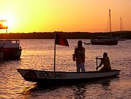 Canoa com o msico chegando ao bar