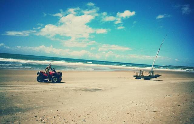 Passeio de quadriciclo pela praia