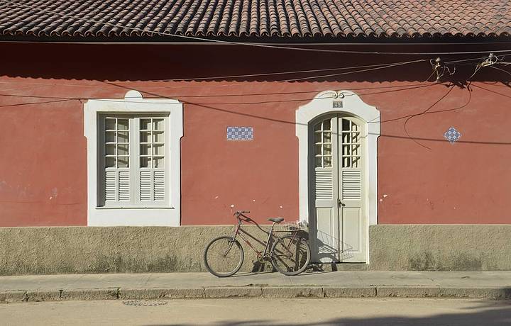 Cenrio clssico: casario colonial e bicicleta