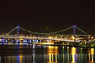 Vista noturna da Ponte Herclio Luz, que liga a Ilha ao continente !