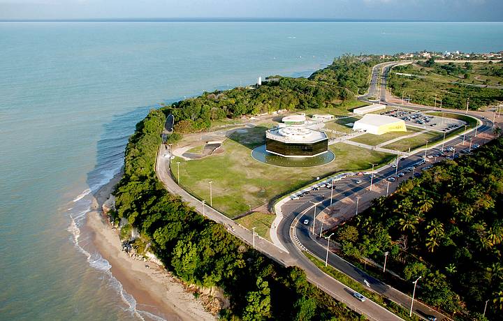 Natureza emoldura obra de arte na Estao Cabo Branco