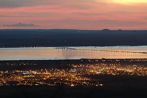 Vista noturna: Serra, praia da Graciosa e luzes da cidade<br>