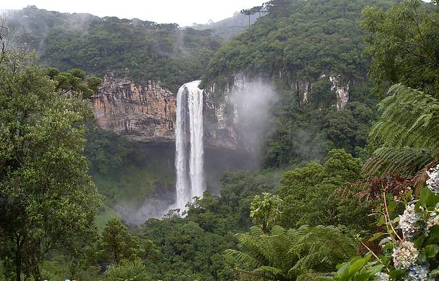 Cascata do Caracol vista da trilha do Telefrico