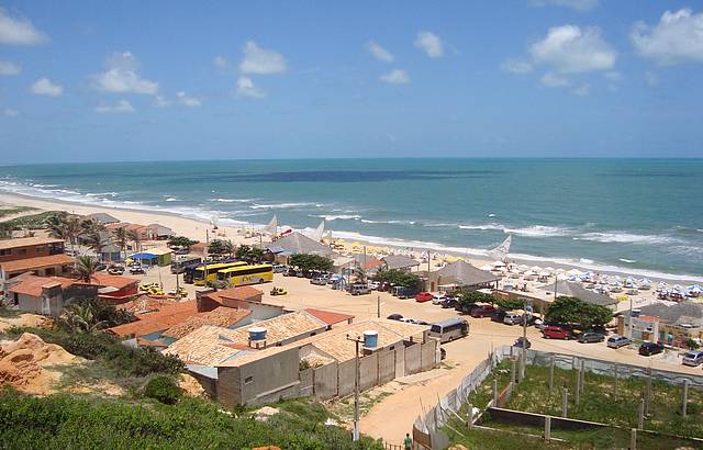 Vista da praia de Morro Branco, ao fundo as Barracas.