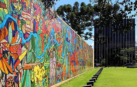 Painel no Centro Cívico de Curitiba faz parte do roteiro
