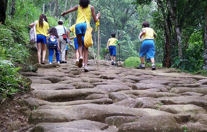 Passeio escolar percorre trecho do Caminho do Ouro